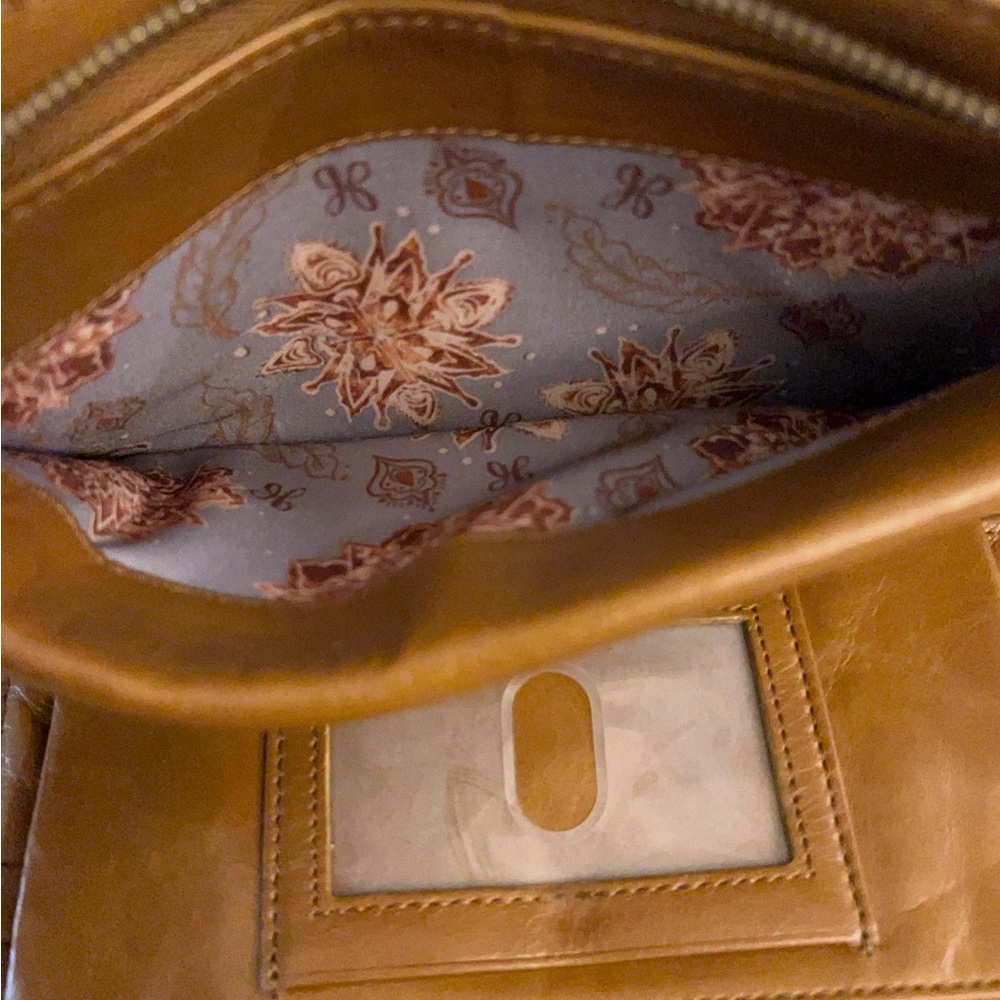 HOBO Evolve Wristlet in leather. - Picture 5 of 12
